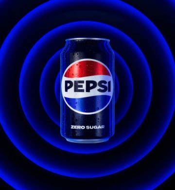 Uma lata de refrigerante PEPSI