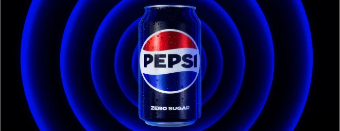Uma lata de refrigerante PEPSI
