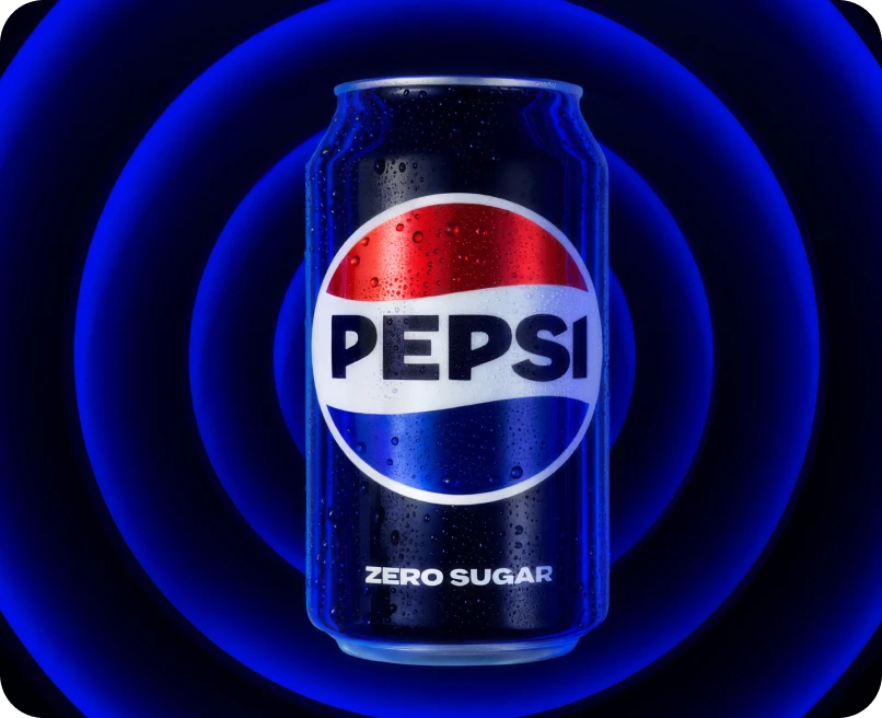 Uma lata de refrigerante PEPSI