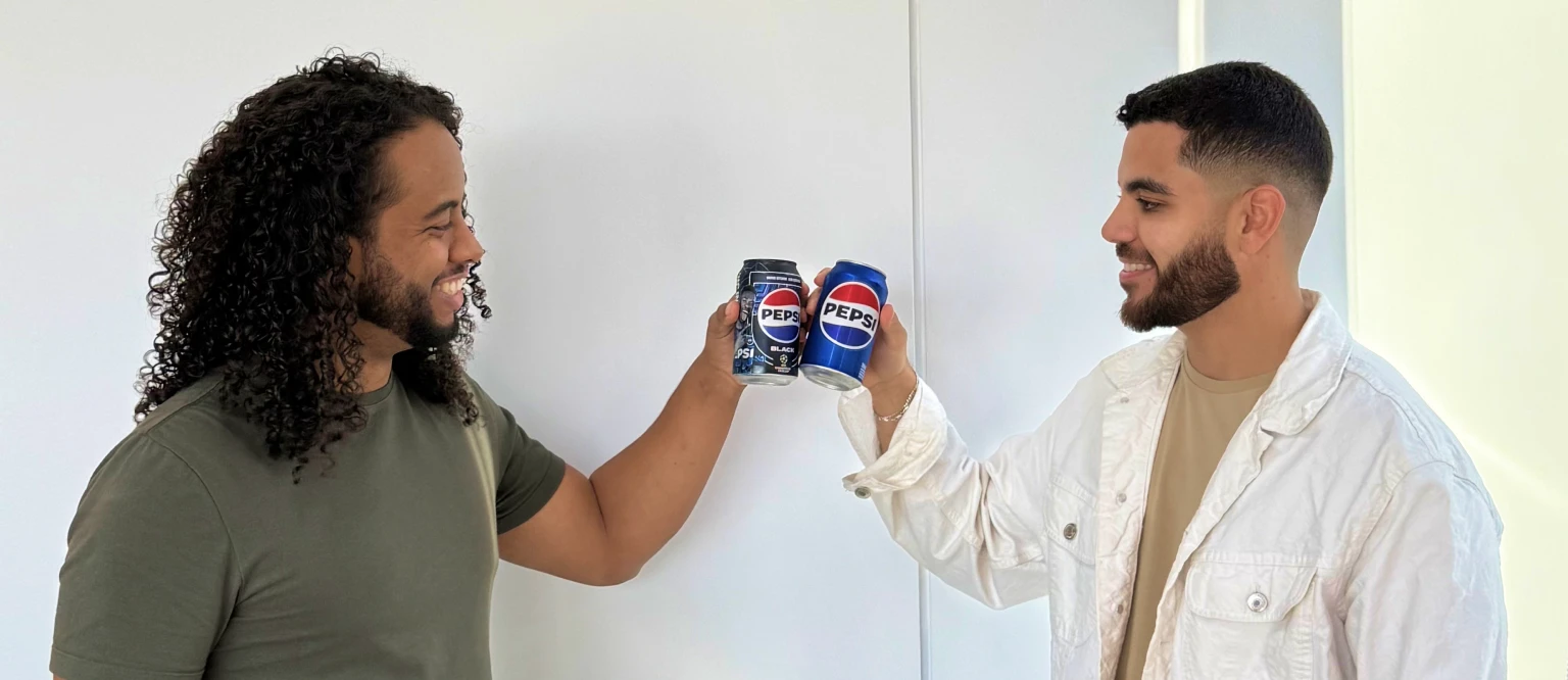 Dois homens brindando
