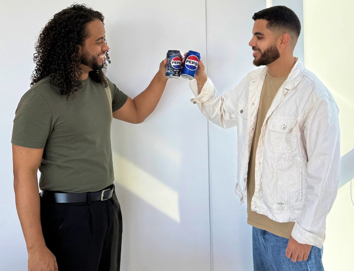 Dois homens brindando