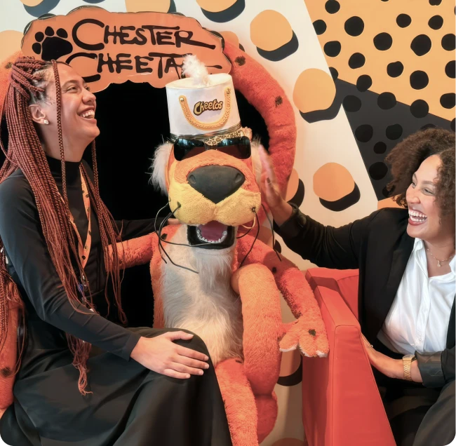 Mascote Cheetos e duas mulheres